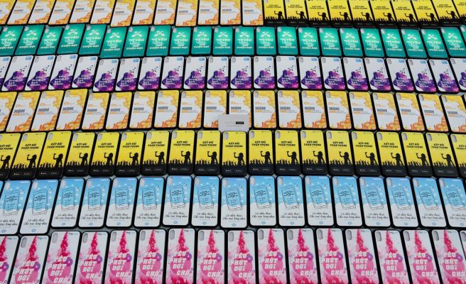 đặt làm ốp điện thoại theo logo công ty